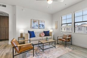 CozySuites Glendale by the stadium w pool! 11